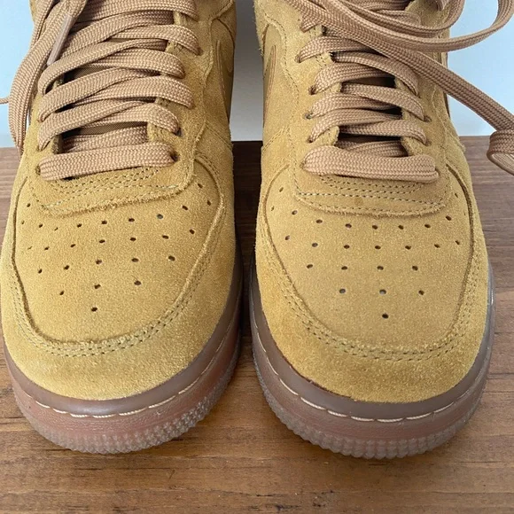 Nike kids suede Air Force 1 sneakers in Wheat size 5Y - Picture 2 of 9